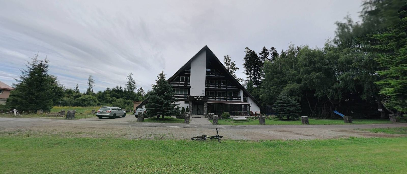 Panoráma 360° z lúky pred hotelom.